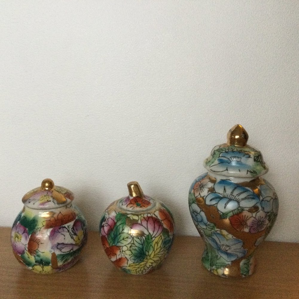 Lot of three small mini Chinese jars lidded hand painted floral flowers pattern